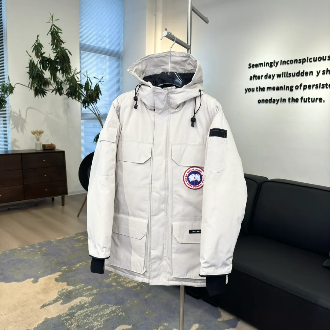 P800 Canada Goose "Canada Goose"🇨🇦 Beichen White / 08 Expedition Parka 4660M Product color: black, off-white, red, sand pink, sky blue, graphite gray, Beichen white, navy blue, sky blue, gray camouflage gray black label Product size: XS, S, M, L, XL, XXL The Expedition was originally a parka designed for scientists at the McMurdo Research Station in Antarctica. Whether your next journey takes you into the frozen urban jungle or across uncharted ice fields, wear Canada Goose's Expedition Parka and get proven results year after year in Antarctica by the National Science Foundation's Center for Polar Research.  Material list: 1⃣ Uses Y-shaped Velcro imported from Taiwan (exclusive in the market) 2⃣ Uses 18-count polyester-cotton blended fabric imported from South Korea (authentic synchronized fabric) 3⃣ National standard 80% white duck down, (zp uses 80% white duck down/90% of all boasts are fake) 4⃣ Western Canadian coyote hair (non-market dyed fox hair filled with wolf hair) Material analysis characteristics: 1⃣ The original/polyester-cotton fabric has a high polyester fiber content, and the polyester-cotton fabric has high heat and light resistance and good stability. It has bright colors, high fiber strength, durability, light resistance, heat resistance, and straightness. 2⃣ As we all know, the original version uses 80% white duck down. The fill power refers to the cubic inches of volume occupied by each ounce (30 grams) of down under certain conditions. If one ounce of down occupies 500 cubic inches, the fill power of the down is 500. So we can simply understand it as: fill power is the volume of down, and the volume of down is fill power. The higher the fill power of down, it means that under the same filling amount, down can fix a larger volume of air layer to keep warm and insulate, so the warmth retention of down is better. 3⃣ Western Canadian coyote hair, "large range of selected neck hair" is soft and fluffy, each wolf hair is 60-63 long / 14-16 wide at the peak, this width + preferred parts. It is basically unmatched by the same industry